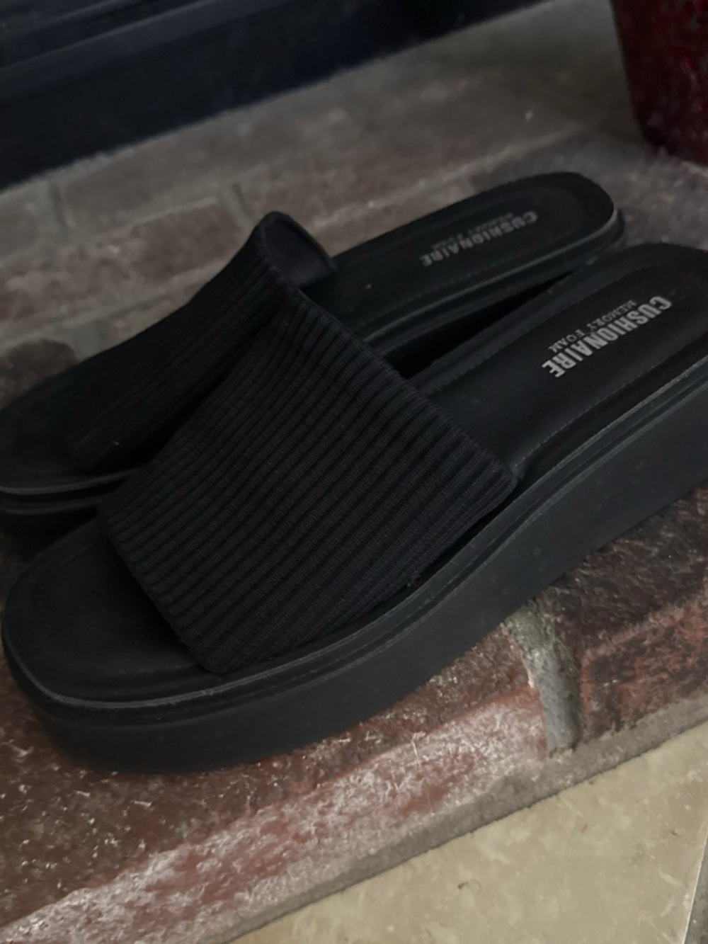Cushionaire Black Ribbed Platform Slip-On Sandals Women's Size 9.5